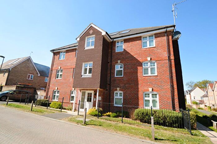 2 Bedroom Flat For Sale In Gomer Road, Bagshot, GU19