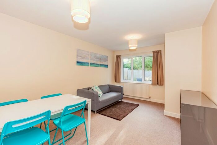 2 Bedroom Flat To Rent In Collinwood Close, Headington, Oxford, OX3