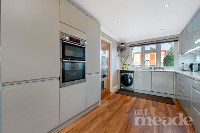 3 Bedroom End Of Terrace House For Sale In Arabia Close, E4