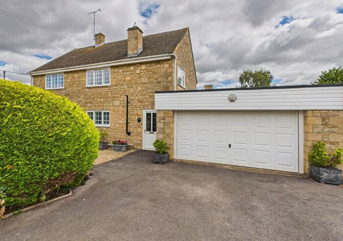 4 Bedroom Detached House For Sale In Meadow Close, Shipton Under Wychwood, OX7