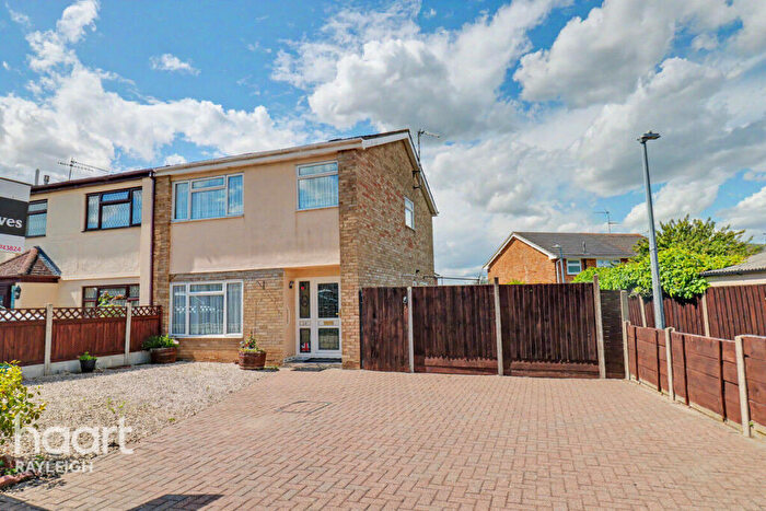 3 Bedroom Semi-Detached House For Sale In The Approach, Rayleigh, SS6