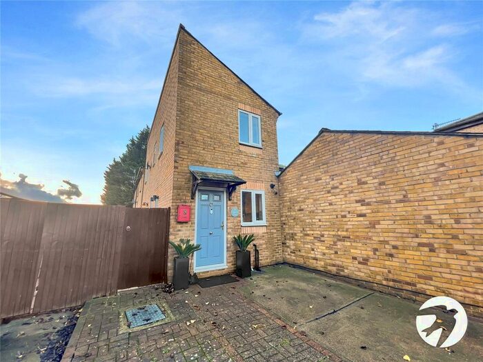 2 Bedroom End Of Terrace House To Rent In Camelot Close, London, SE28