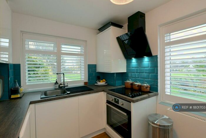 1 Bedroom Flat To Rent In Martins Walk, London, N10