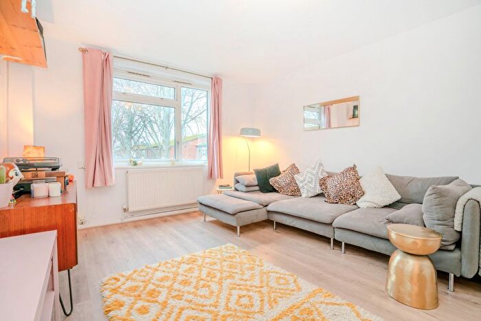 2 Bedroom Flat For Sale In Down Road, Teddington, TW11