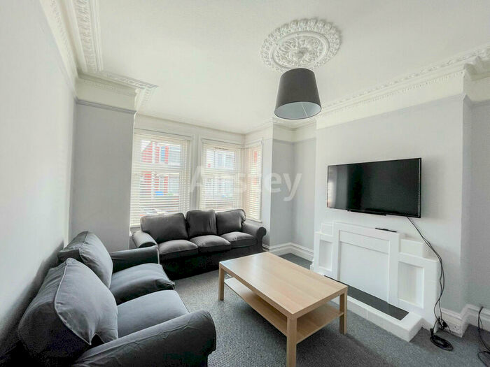 4 Bedroom Semi-Detached House To Rent In Devonshire Road, Southampton, SO15