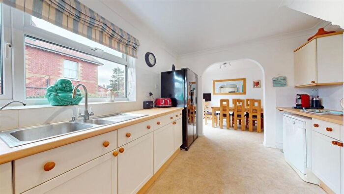 4 Bedroom Chalet For Sale In Newton Road, Swanage, BH19 - Photo 11
