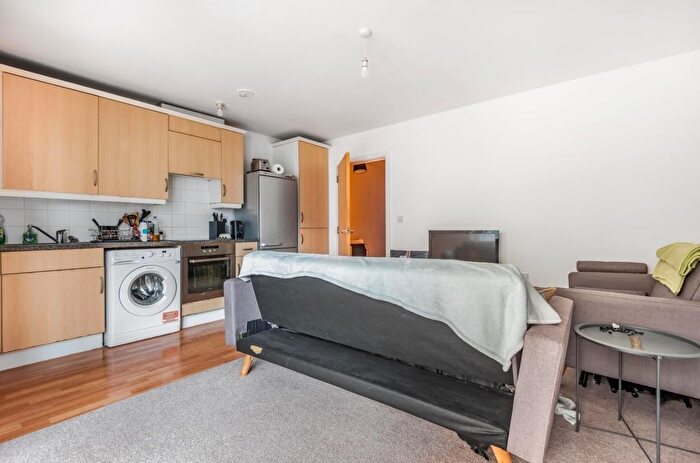 2 Bedroom Flat To Rent In Victoria Road, Acton, London, W3
