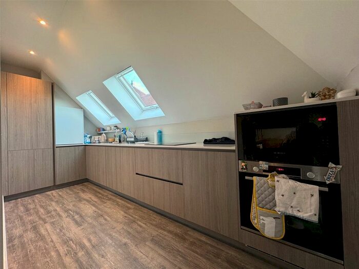 1 Bedroom Flat To Rent In Tupwood Lane, Caterham, Surrey, CR3