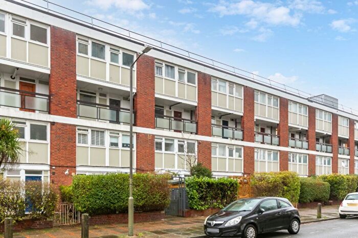 3 Bedroom Flat For Sale In Maskelyne Close, Battersea Park, SW11