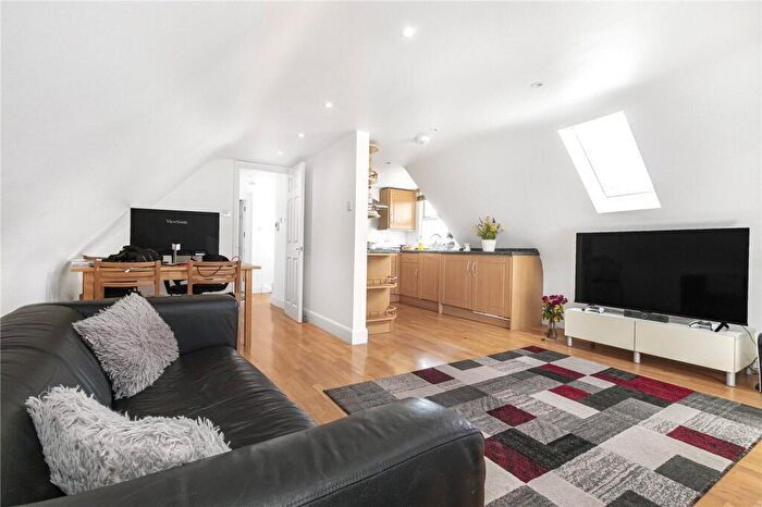 2 Bedroom Apartment To Rent In High Road, London, N12