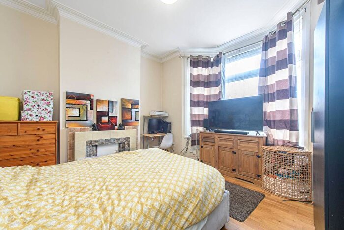 2 Bedroom Maisonette For Sale In Ravenscroft Avenue, Hendon, London, NW4