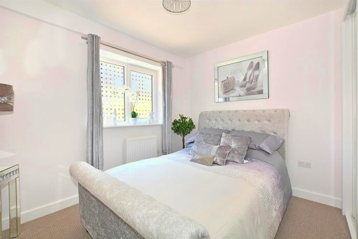 1 Bedroom Flat To Rent In Cantelupe Road, East Grinstead, RH19