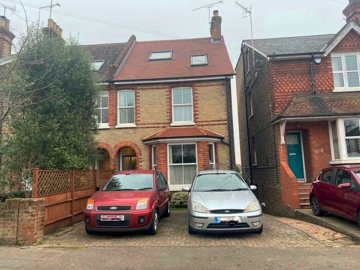 4 Bedroom Semi-Detached House To Rent In Earlsbrook Road, Earlsbrook Road, Redhill, Surrey, RH1