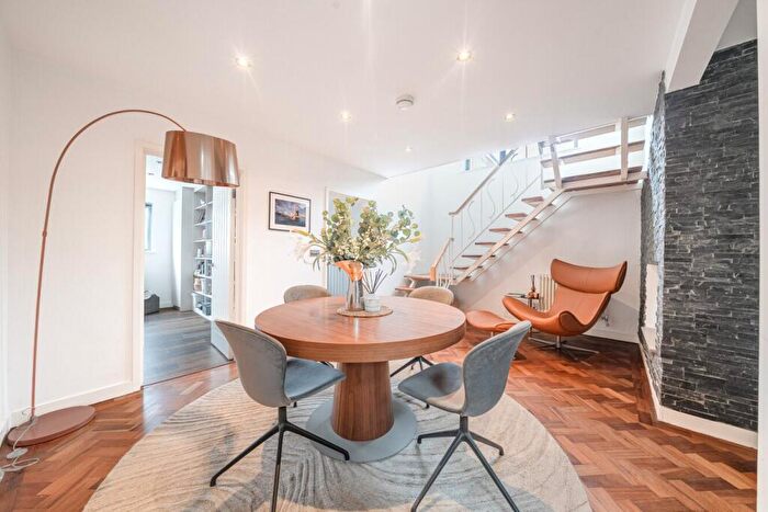 4 Bedroom End Of Terrace House For Sale In Albyfield, Bickley, BR1