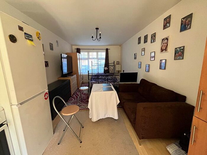 Studio To Rent In Frampton Road, Hounslow, TW4