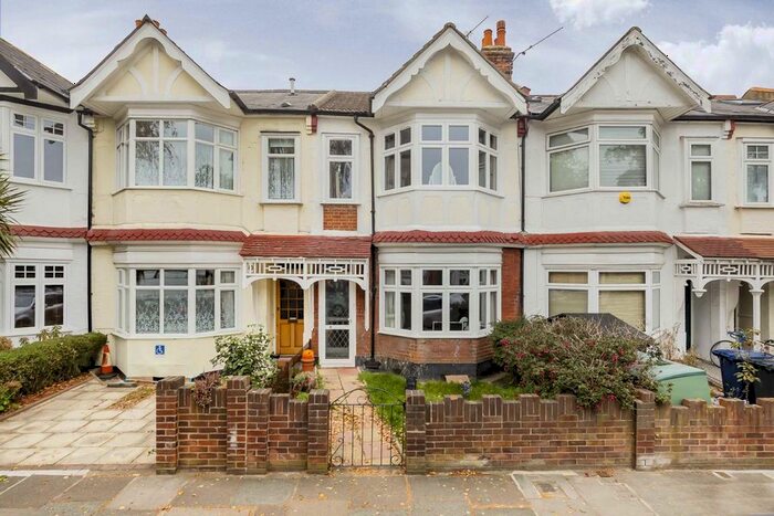 3 Bedroom Property To Rent In Graham Avenue, London, W13