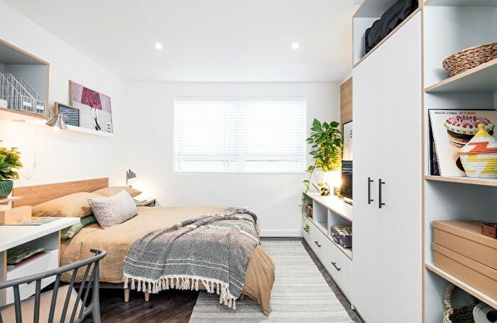 Studio To Rent In Commercial Road, Portsmouth, Hampshire, PO1