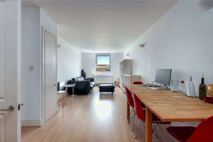 2 Bedroom Flat To Rent In Richmond Road, Hackney, London, E8