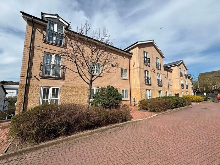 2 Bedroom Flat To Rent In Dock Lane, Shipley, West Yorkshire, BD17