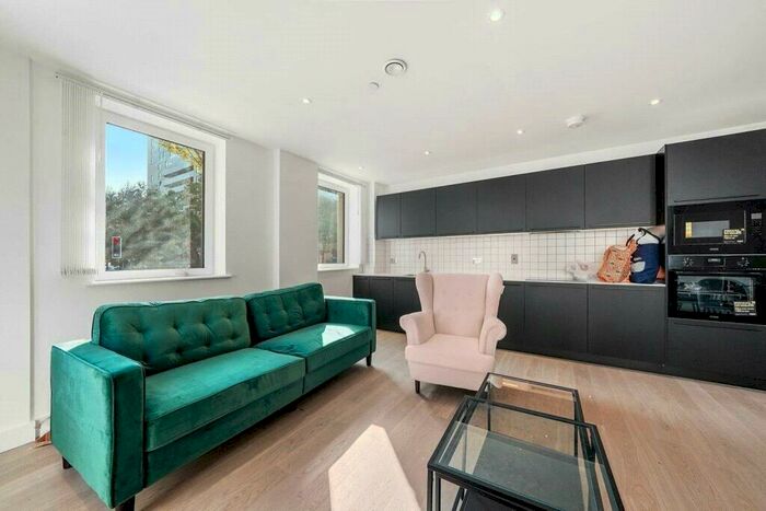 3 Bedroom Flat To Rent In Escapade Place, Canary Wharf, E14