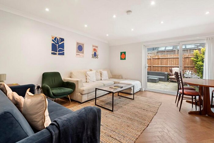 4 Bedroom House To Rent In Roman Way, Islington, N7