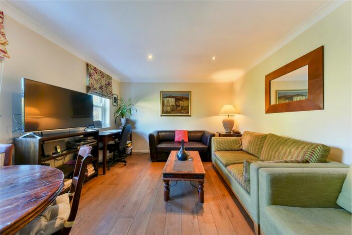 2 Bedroom Flat To Rent In Granville Road, London, SW18