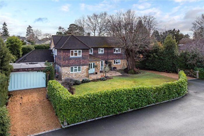 4 Bedroom Detached House For Sale In Oatlands Mere, Weybridge, Surrey, KT13