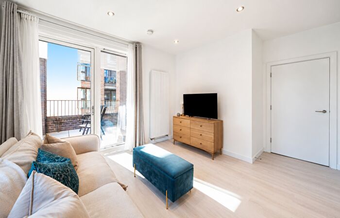 2 Bedroom Flat For Sale In Frogley Park, Barking, IG11