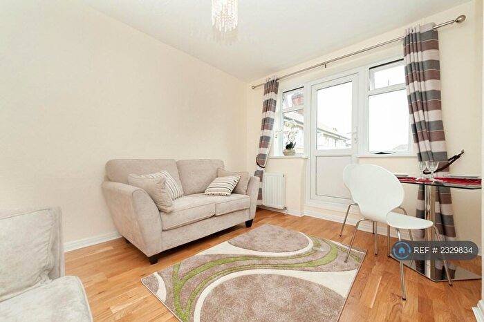 2 Bedroom Flat To Rent In Wilton Court, London, N10