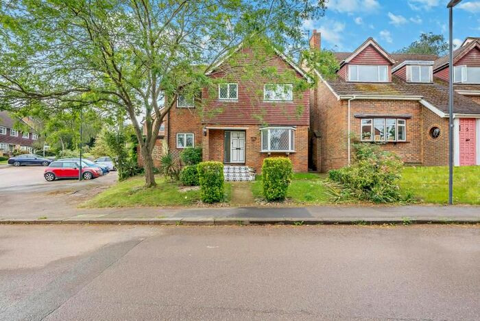 4 Bedroom Detached House To Rent In Wakehams Hill, Pinner, HA5