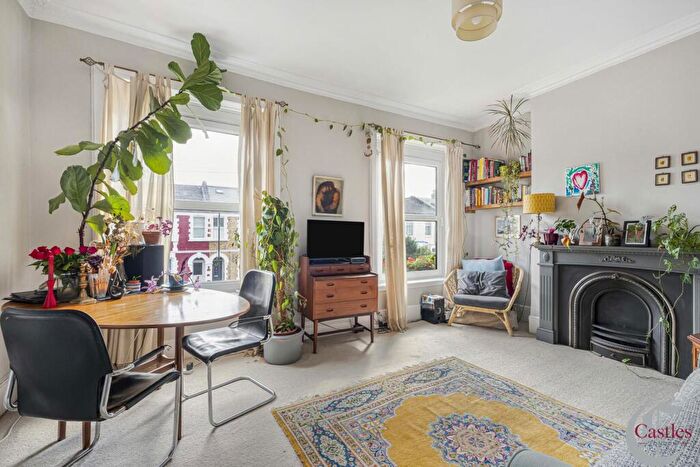 2 Bedroom Flat For Sale In Whittington Road, N22
