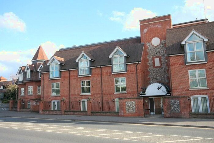 2 Bedroom Apartment To Rent In Leret Way, Leatherhead, KT22