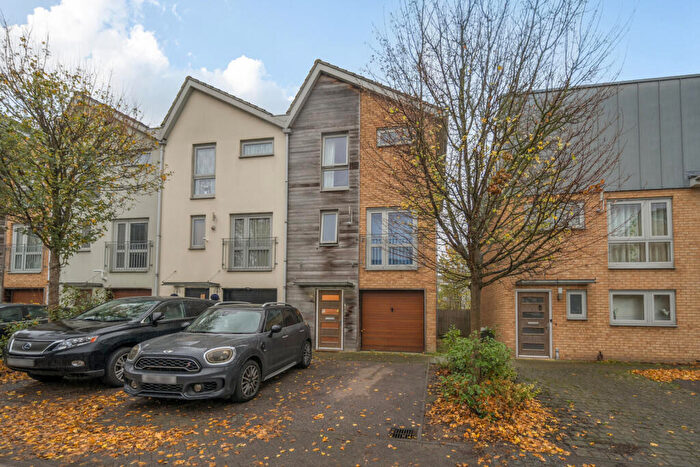3 Bedroom End Of Terrace House For Sale In Cameron Drive, Dartford, Kent, DA1