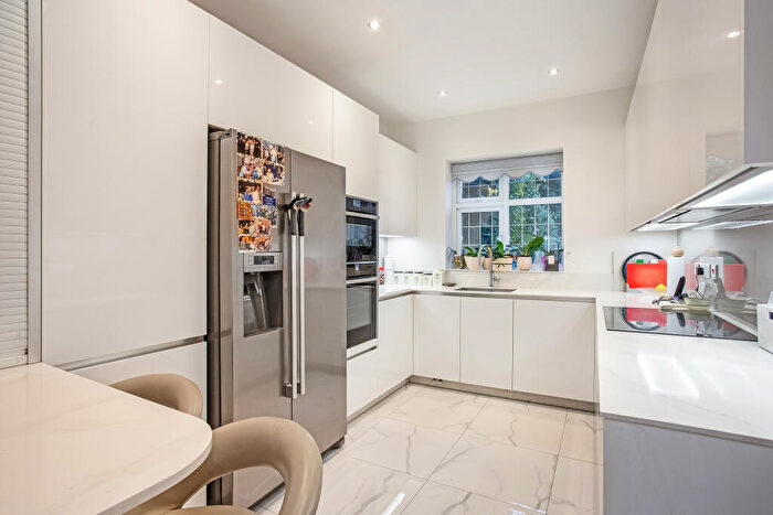 5 Bedroom Detached House For Sale In Flora Close, Stanmore, HA7