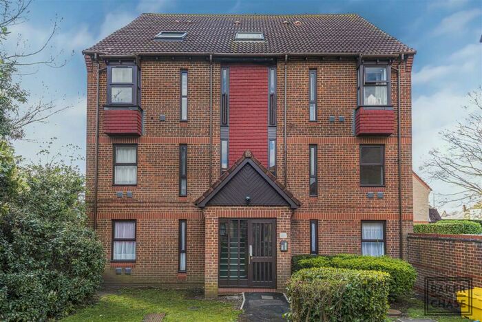 Flat To Rent In Pilgrims Close, Palmers Green, London, N13