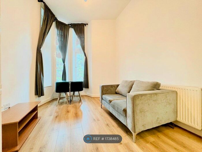 2 Bedroom Flat To Rent In Amesbury Avenue, London, SW2