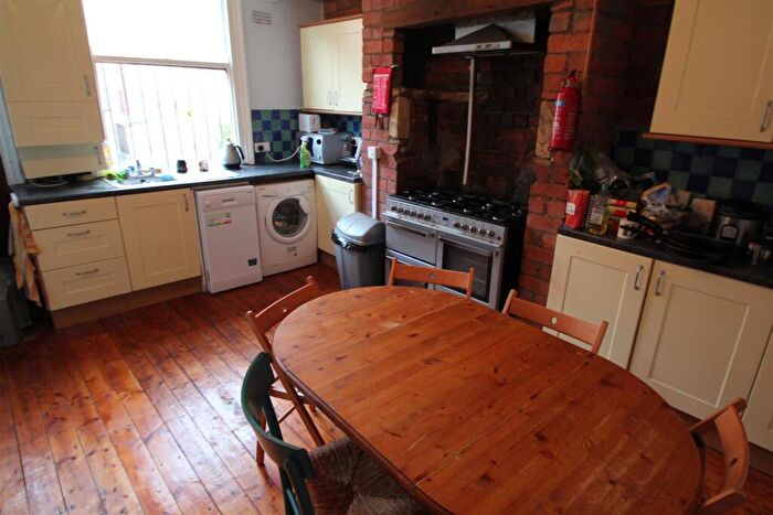 5 Bedroom Terraced House To Rent In Hessle Avenue, Hyde Park, Leeds, LS6