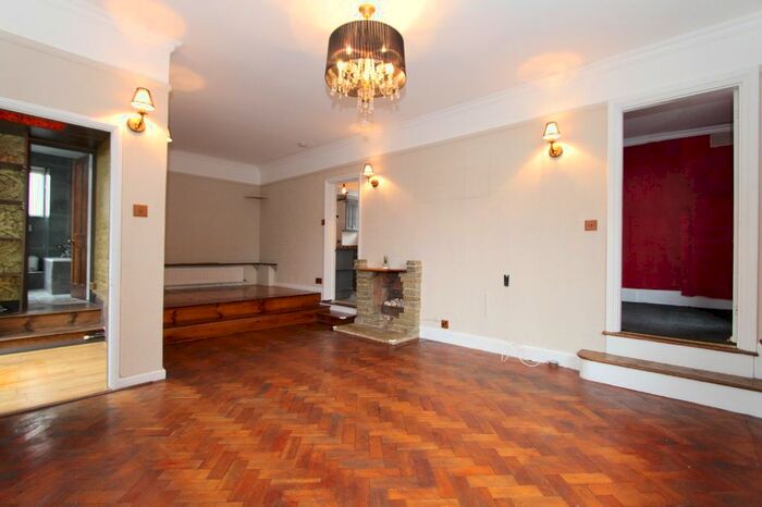 2 Bedroom Flat To Rent In Abbots Road, Edgware, HA8