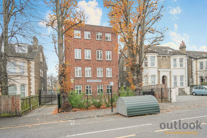 2 Bedroom Apartment To Rent In Seton Court, Leytonstone, E11