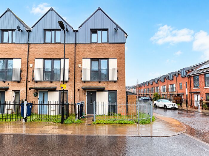 4 Bedroom Terraced House For Sale In Quaker Lane, Southall, UB2