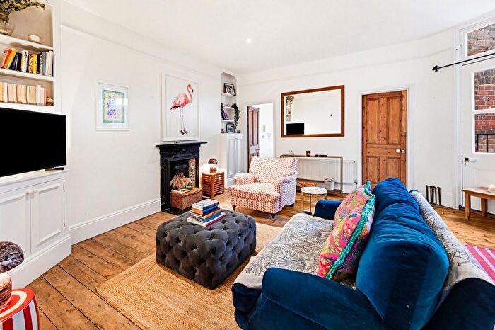 3 Bedroom Flat To Rent In Fulham Road, London, SW6