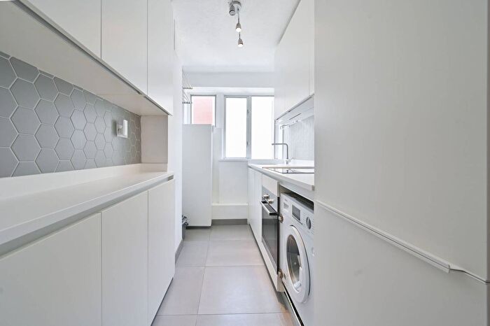 2 Bedroom Flat To Rent In Marion Court, Tooting Broadway, London, SW17