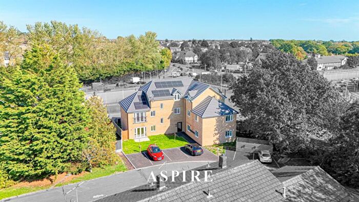 1 Bedroom Flat For Sale In Arterial Road, Rayleigh, SS6