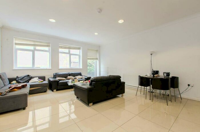 3 Bedroom Flat To Rent In Whitechapel Road, Whitechapel, London, E1