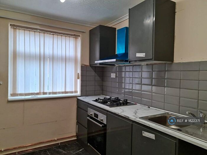 4 Bedroom Terraced House To Rent In Greaves Close, Nottingham, NG8