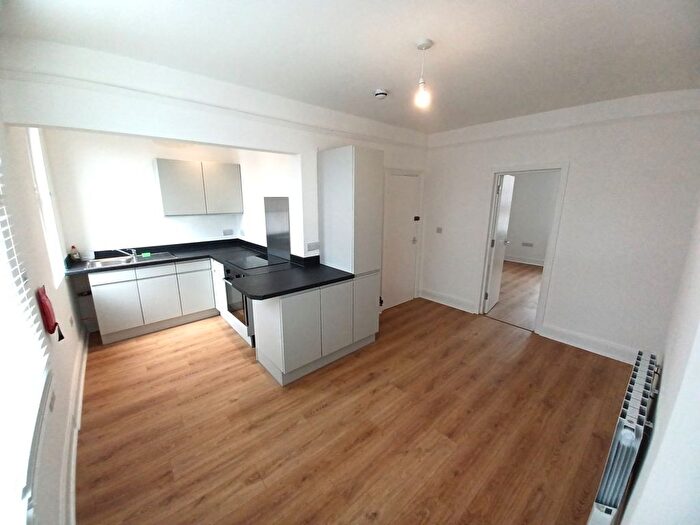1 Bedroom Flat To Rent In Roundhay Mount, Leeds, West Yorkshire, LS8