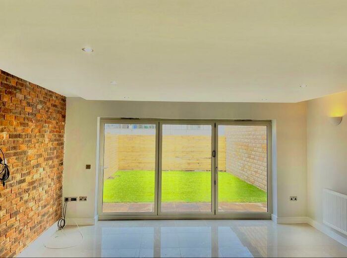 3 Bedroom Semi-Detached House To Rent In Lions Way, Cleckheaton, West Yorkshire, BD19