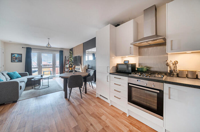 1 Bedroom Flat For Sale In Alderson Grove, Hersham, Surrey, KT12