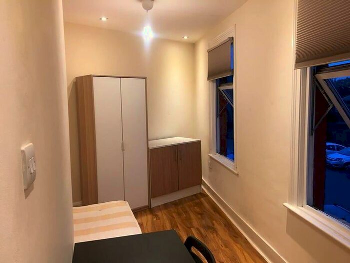 4 Bedroom Flat To Rent In Rays Avenue, London N18