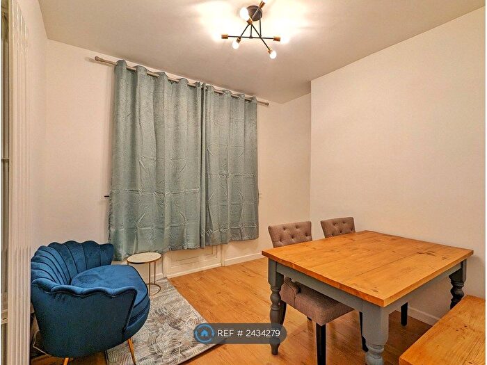 4 Bedroom Semi-Detached House To Rent In Approach Road, London, SW20